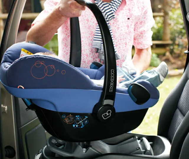 マキシコシペブル & FamilyFix チャイルドシート isofix - 外出/移動用品